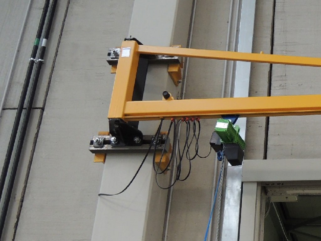 particolare gru a bandiera a mensola tirantata - attollo